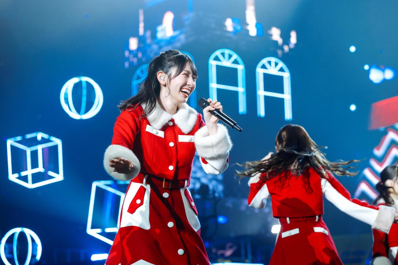 クリスマスライブ「ひなくり2022」で、サンタ姿でパフォーマンスする日向坂46