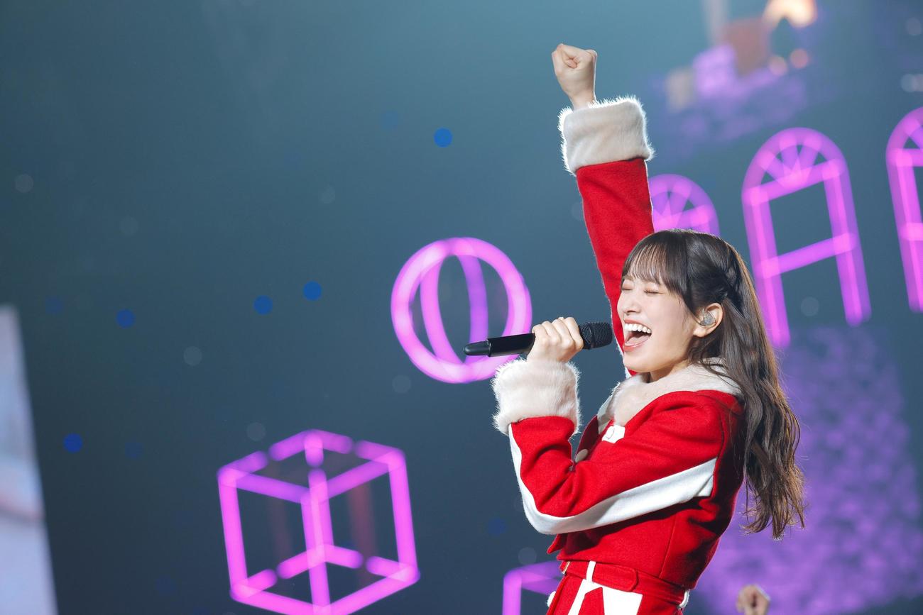 クリスマスライブ「ひなくり2022」で、サンタ姿でパフォーマンスする日向坂46