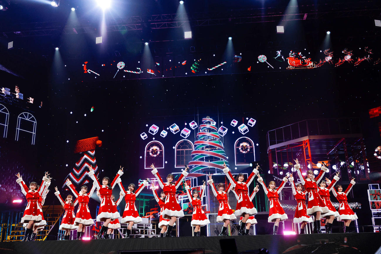 クリスマスライブ「ひなくり2022」で、サンタ姿でパフォーマンスする日向坂46