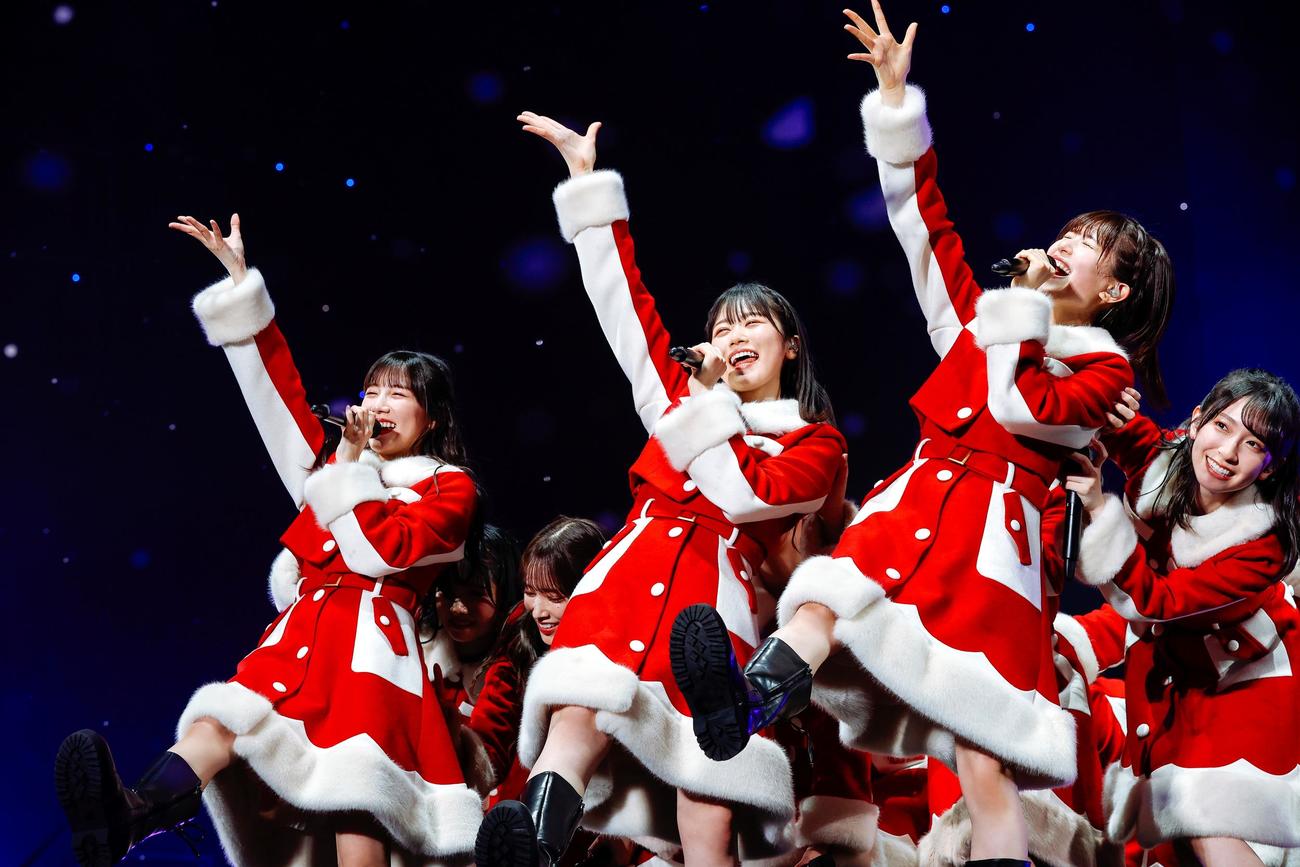 クリスマスライブ「ひなくり2022」で、サンタ姿でパフォーマンスする日向坂46