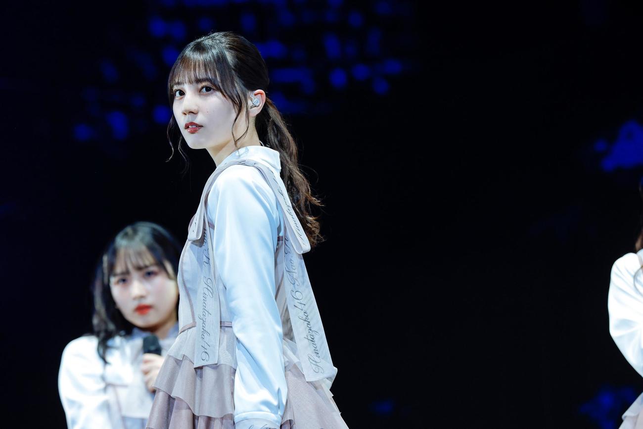 クリスマスライブ「ひなくり2022」でパフォーマンスする日向坂46小坂菜緒
