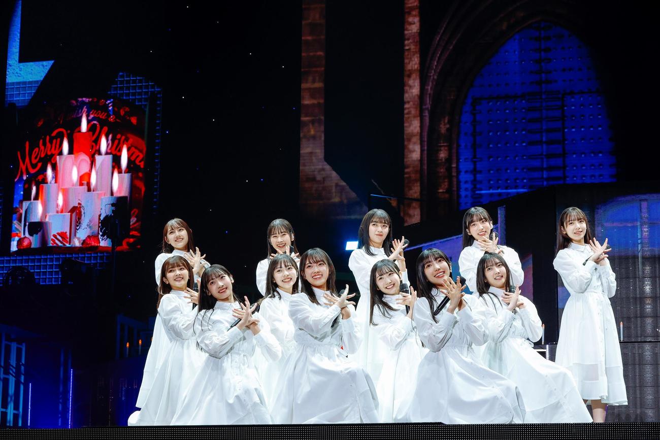 クリスマスライブ「ひなくり2022」でパフォーマンスする日向坂46の四期生