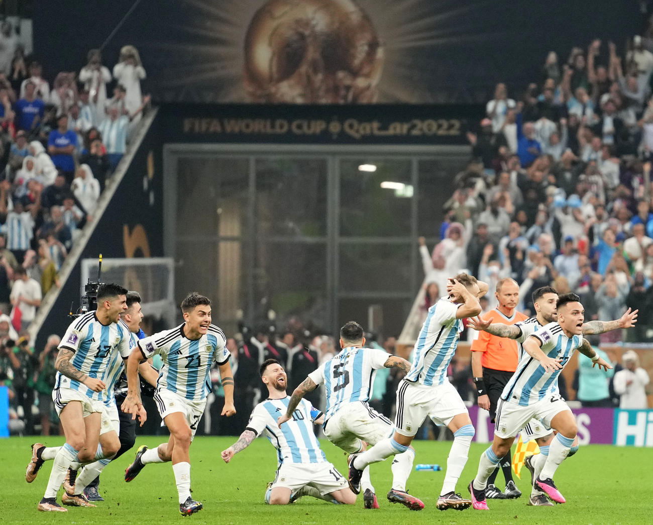 アルゼンチン対フランス　PK戦の末、フランスに勝利し歓喜するアルゼンチンイレブン（撮影・横山健太）