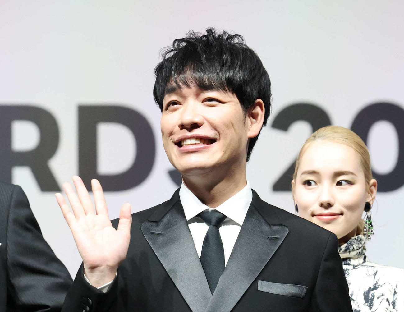LINE NEWS AWARDS 2022で手を振る麒麟の川島明（2022年12月撮影）