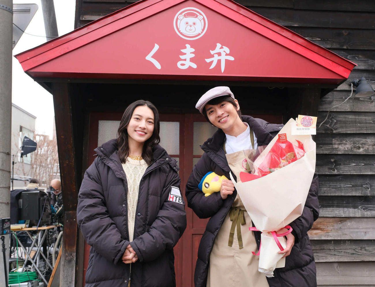 左から小鹿千春役の久保田紗友と大上ユウ役の飯島寛騎(C)HTB