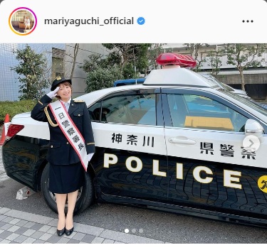 パトカーの横に立って敬礼する写真を公開した矢口真里（インスタグラムより）