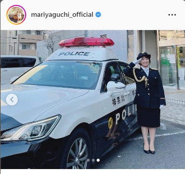 パトカーの横に立って敬礼する写真を公開した矢口真里（インスタグラムより）