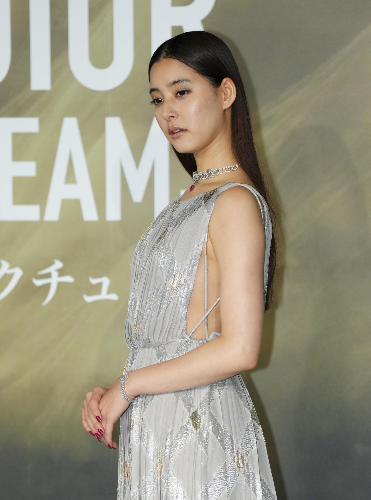 「クリスチャン・ディオール、夢のクチュリエ」展のプレビューを訪れ、フォトコールでポーズをとる新木優子（撮影・菅敏）