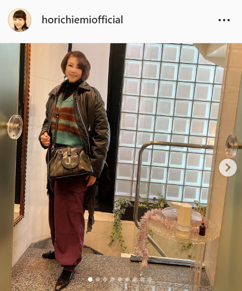 玄関先で出かける前の堀ちえみ（インスタグラムより）