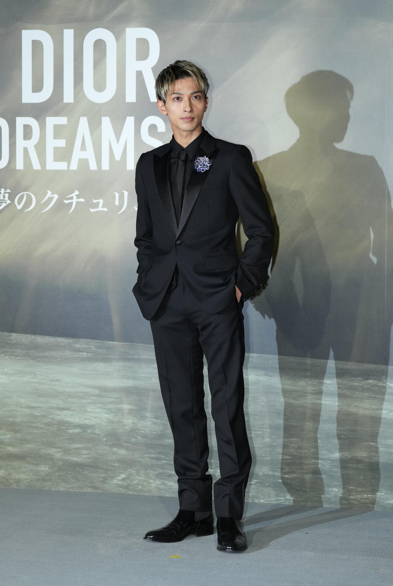 「クリスチャン・ディオール、夢のクチュリエ」展のプレビューを訪れ、フォトコールでポーズをとる横浜流星（撮影・菅敏）