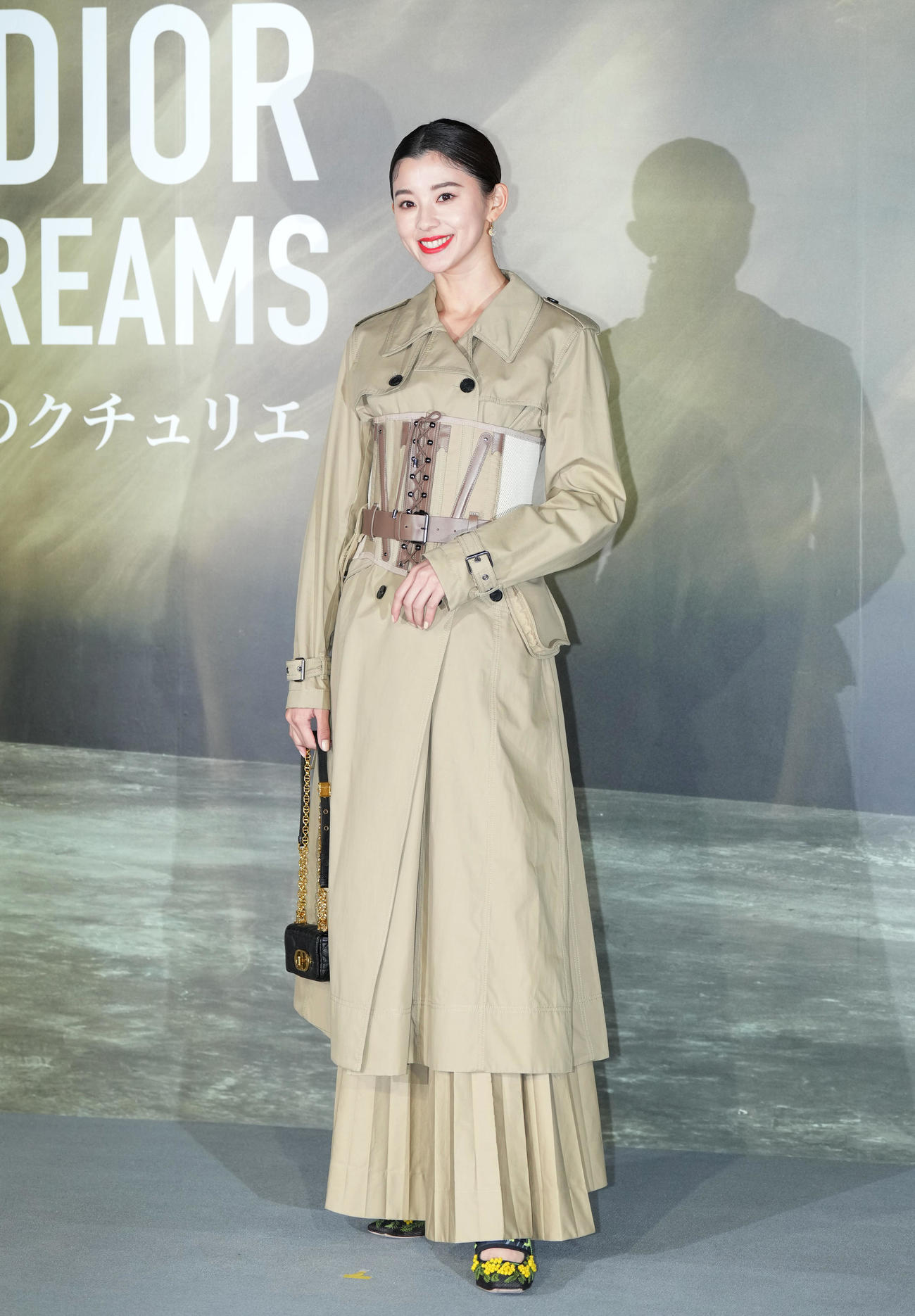 「クリスチャン・ディオール、夢のクチュリエ」展のプレビューを訪れ、フォトコールでポーズをとる朝比奈彩（撮影・菅敏）