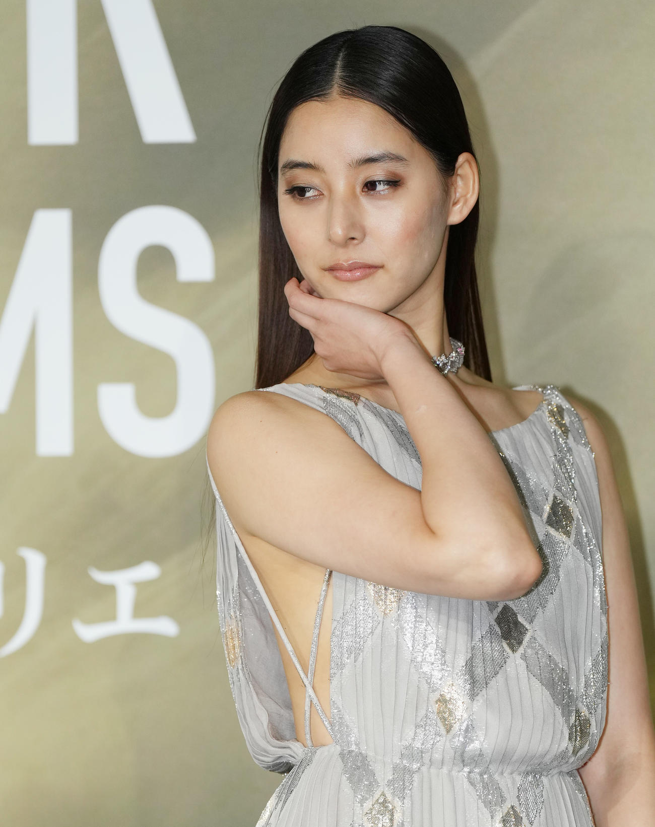 「クリスチャン・ディオール、夢のクチュリエ」展のプレビューを訪れ、フォトコールでポーズをとる新木優子（撮影・菅敏）