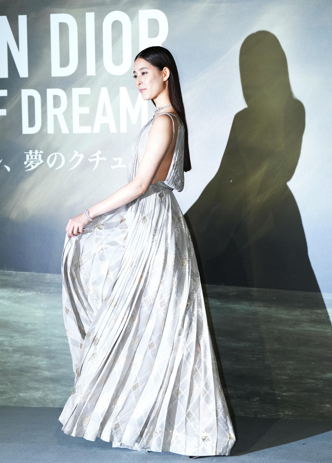 「クリスチャン・ディオール、夢のクチュリエ」展のプレビューを訪れ、フォトコールでポーズをとる新木優子（撮影・菅敏）