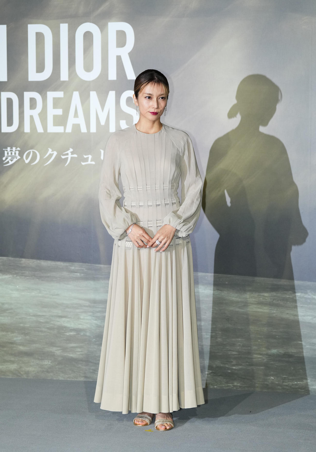 「クリスチャン・ディオール、夢のクチュリエ」展のプレビューを訪れ、フォトコールでポーズをとる柴咲コウ（撮影・菅敏）