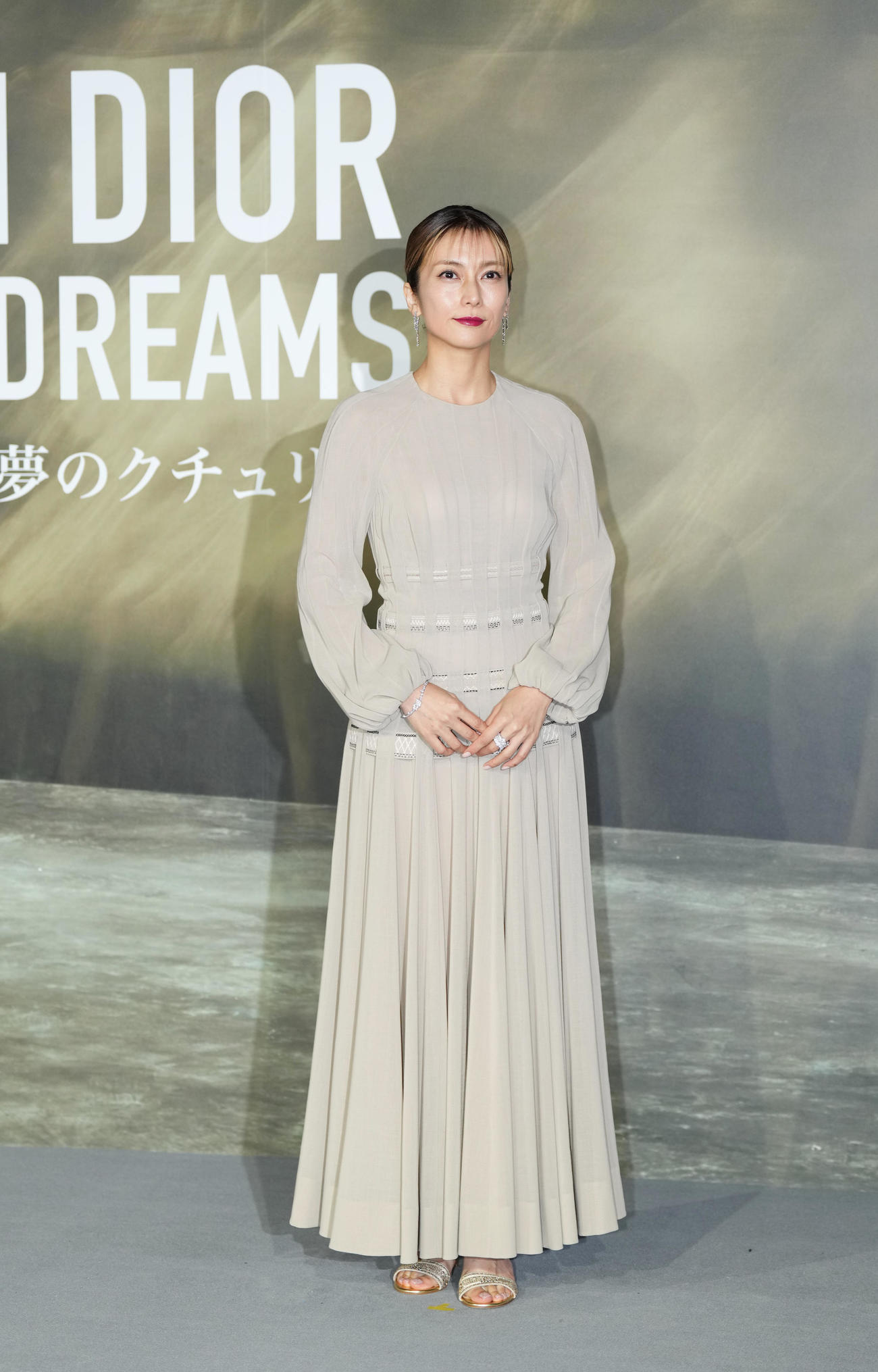 「クリスチャン・ディオール、夢のクチュリエ」展のプレビューを訪れ、フォトコールでポーズをとる柴咲コウ（撮影・菅敏）