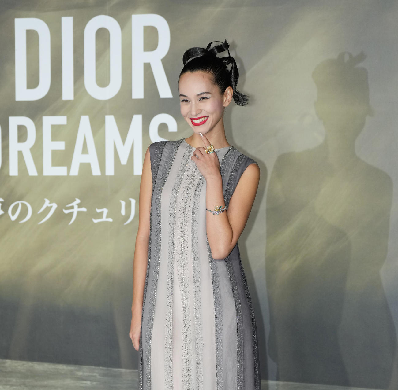 「クリスチャン・ディオール、夢のクチュリエ」展のプレビューを訪問し、フォトコールでポーズをとる水原希子（撮影・菅敏）