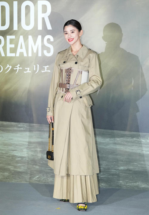 「クリスチャン・ディオール、夢のクチュリエ」展のプレビューを訪れ、フォトコールでポーズをとる朝比奈彩（撮影・菅敏）