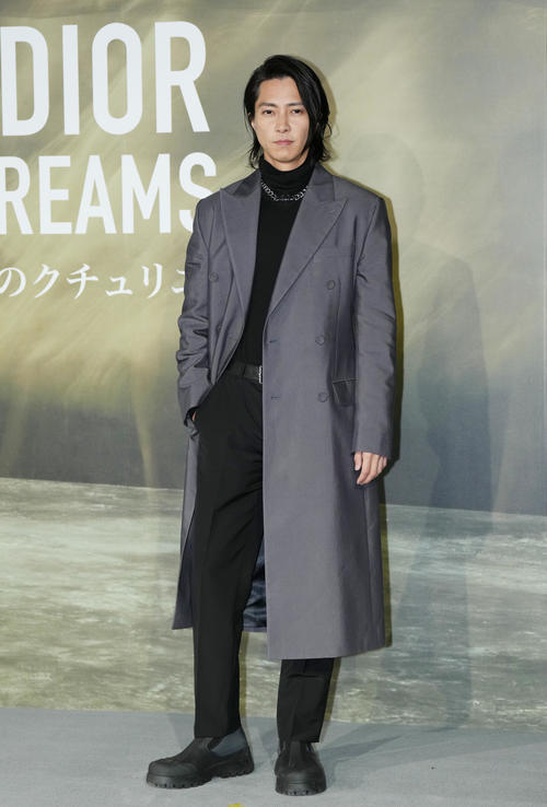 「クリスチャン・ディオール、夢のクチュリエ」展のプレビューを訪れ、フォトコールでポーズをとる山下智久（撮影・菅敏）
