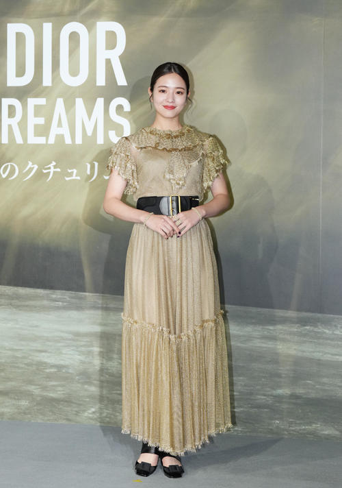 「クリスチャン・ディオール、夢のクチュリエ」展のプレビューを訪れ、フォトコールでポーズをとる横田真悠（撮影・菅敏）