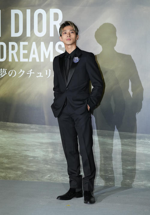 「クリスチャン・ディオール、夢のクチュリエ」展のプレビューを訪れ、フォトコールでポーズをとる横浜流星（撮影・菅敏）