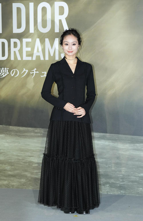 「クリスチャン・ディオール、夢のクチュリエ」展のプレビューを訪れ、フォトコールでポーズをとる忽那汐里（撮影・菅敏）