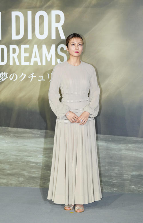 「クリスチャン・ディオール、夢のクチュリエ」展のプレビューを訪れ、フォトコールでポーズをとる柴咲コウ（撮影・菅敏）