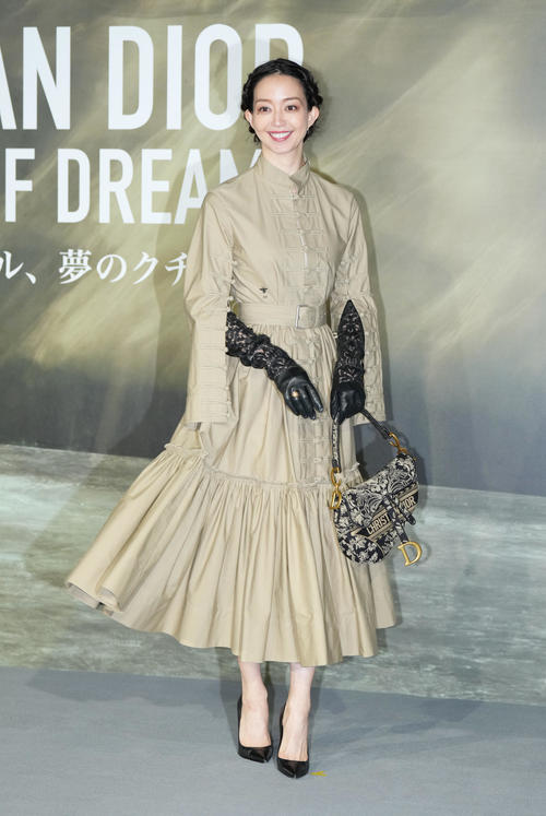 「クリスチャン・ディオール、夢のクチュリエ」展のプレビューを訪れ、フォトコールでポーズをとる松島花（撮影・菅敏）
