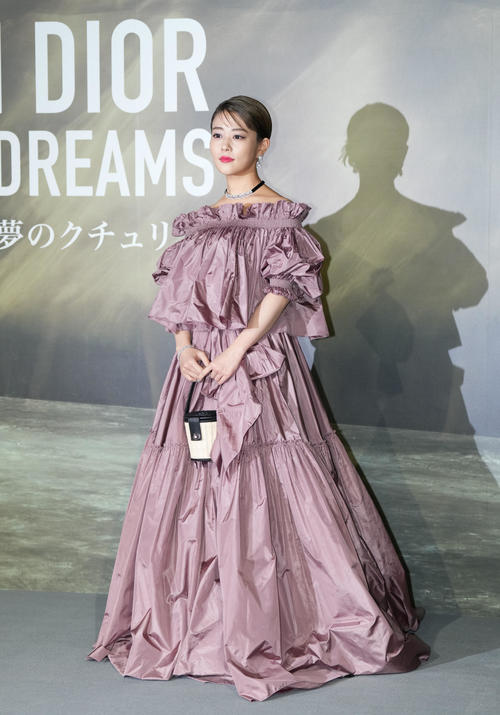 「クリスチャン・ディオール、夢のクチュリエ」展のプレビューを訪問し、フォトコールでポーズをとる高畑充希（撮影・菅敏）