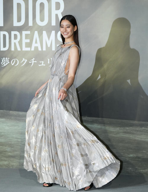 「クリスチャン・ディオール、夢のクチュリエ」展のプレビューを訪れ、フォトコールでポーズをとる新木優子（撮影・菅敏）