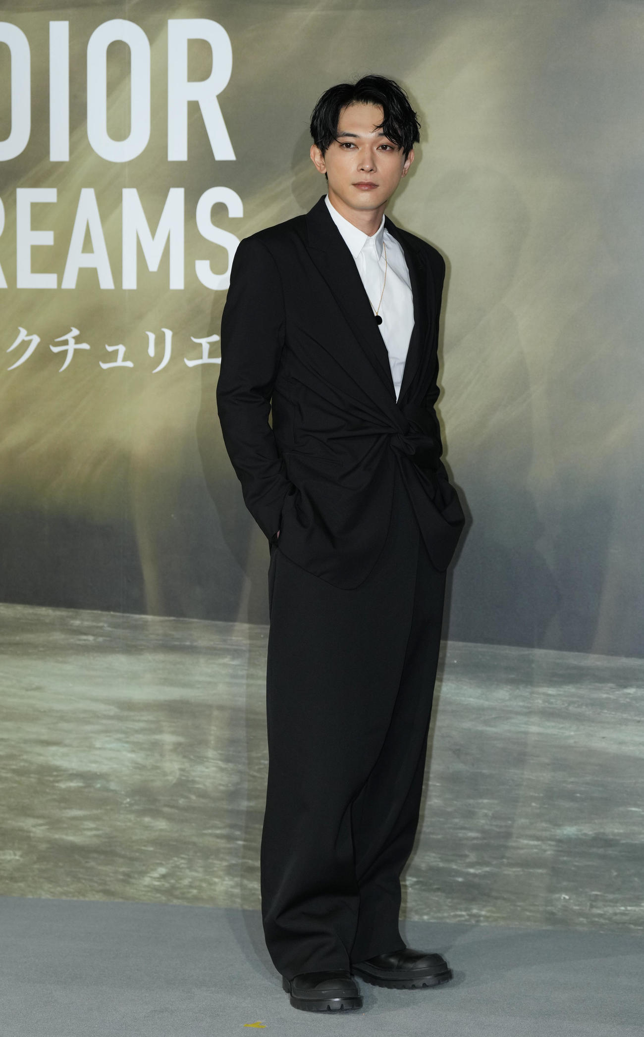 「クリスチャン・ディオール、夢のクチュリエ」展のプレビューを訪れ、フォトコールでポーズをとる吉沢亮（撮影・菅敏）