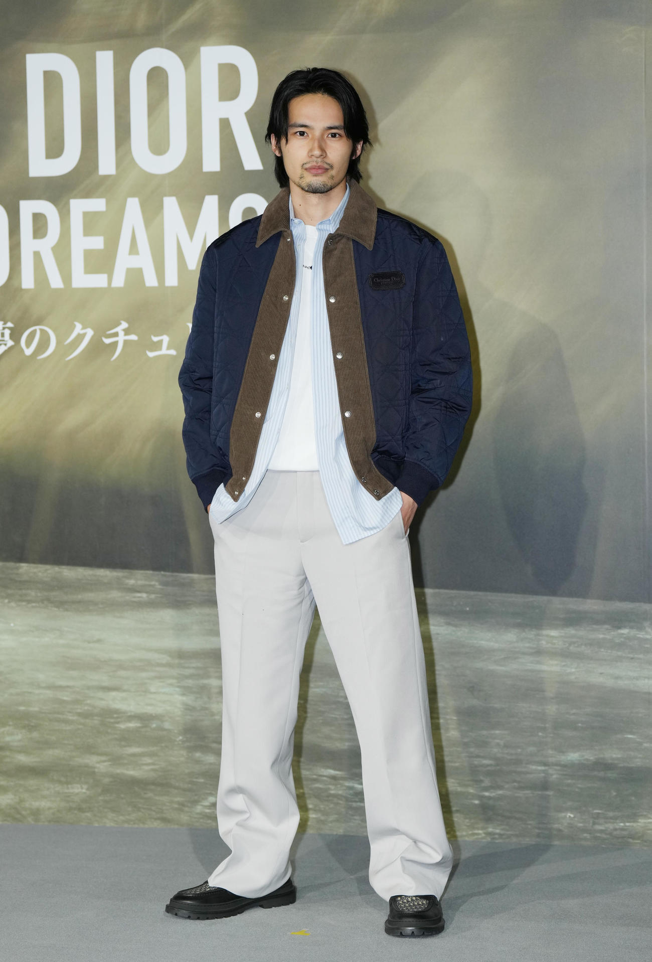 「クリスチャン・ディオール、夢のクチュリエ」展のプレビューを訪れ、フォトコールでポーズをとる水上恒司（撮影・菅敏）