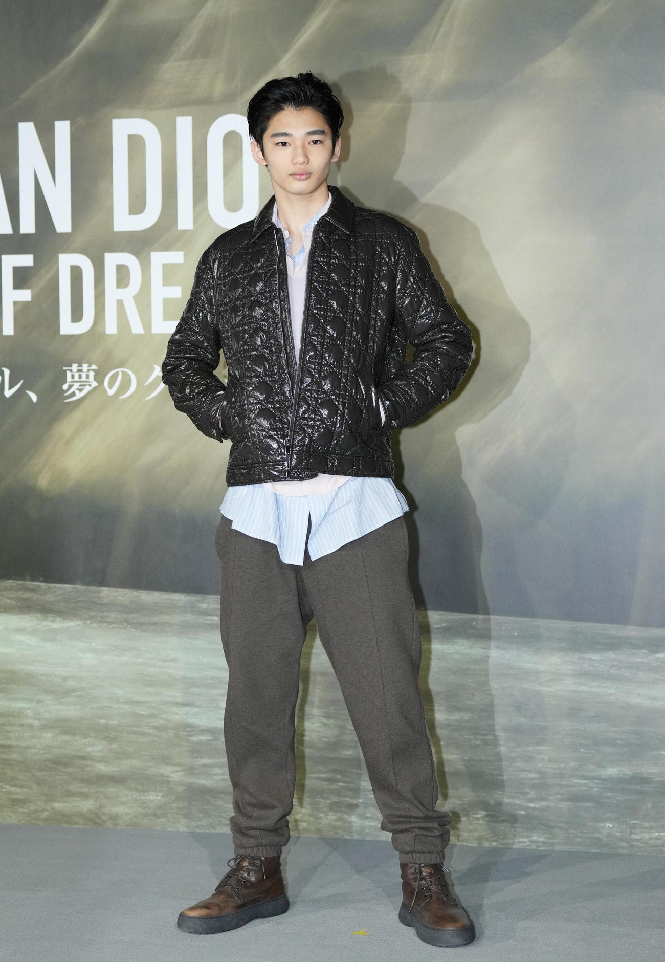 「クリスチャン・ディオール、夢のクチュリエ」展のプレビューを訪れ、フォトコールでポーズをとる冨永章胤（撮影・菅敏）