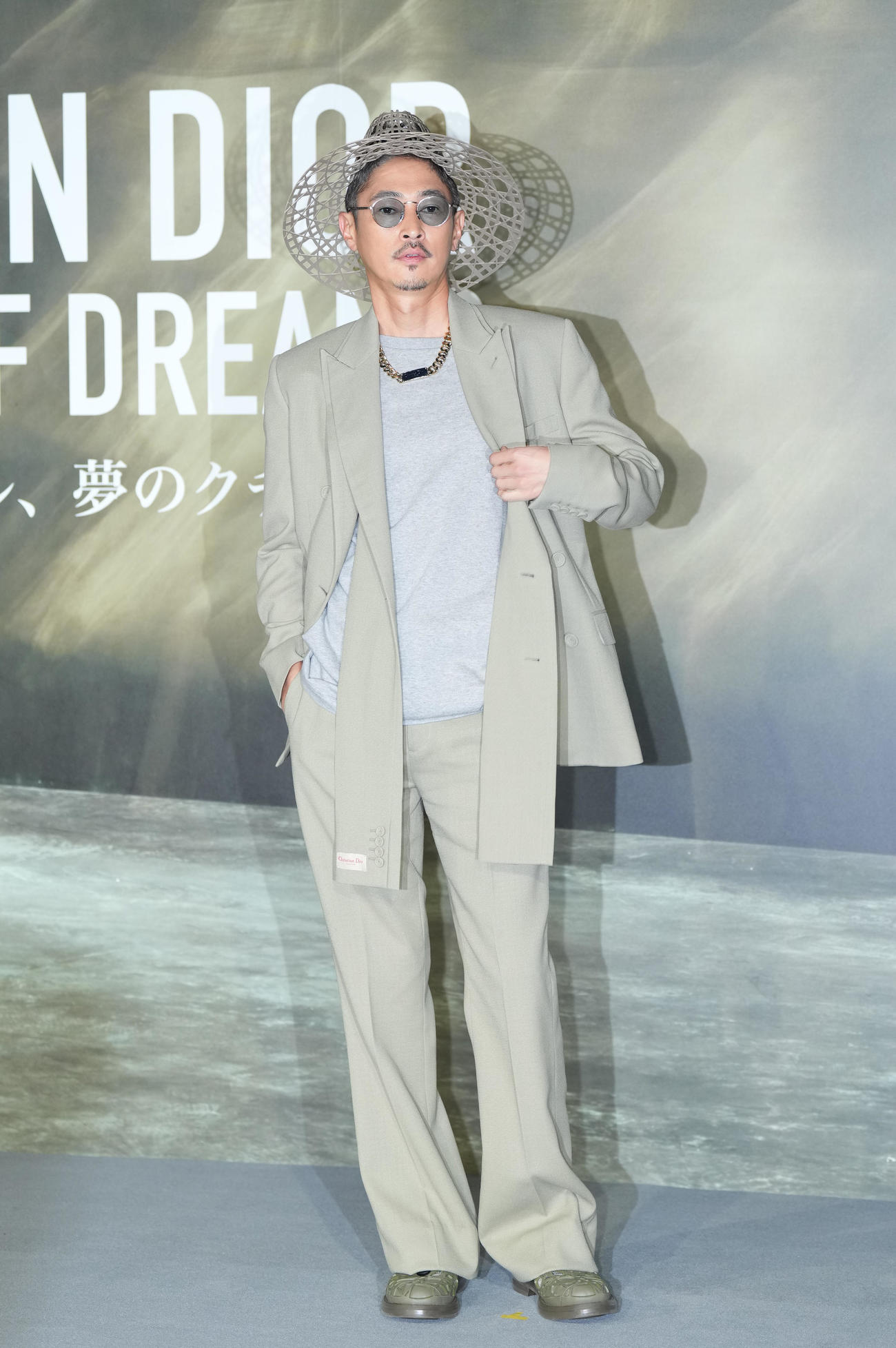 「クリスチャン・ディオール、夢のクチュリエ」展のプレビューを訪れ、フォトコールでポーズをとる窪塚洋介（撮影・菅敏）