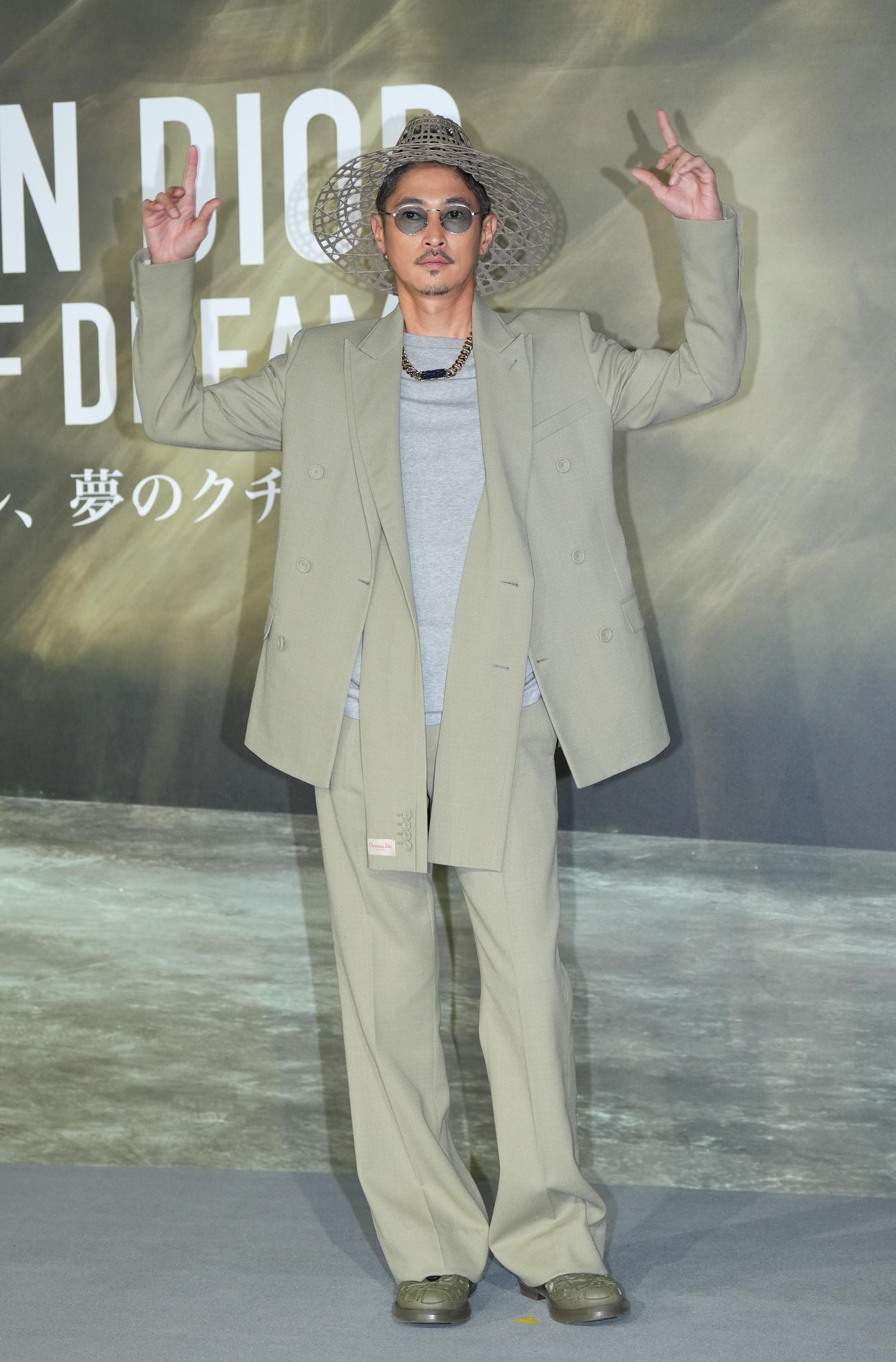 「クリスチャン・ディオール、夢のクチュリエ」展のプレビューを訪れ、フォトコールでポーズをとる窪塚洋介（撮影・菅敏）