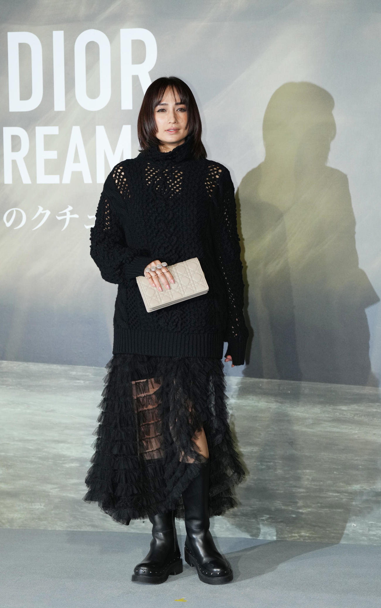 「クリスチャン・ディオール、夢のクチュリエ」展のプレビューを訪れ、フォトコールでポーズをとる佐田真由美（撮影・菅敏）