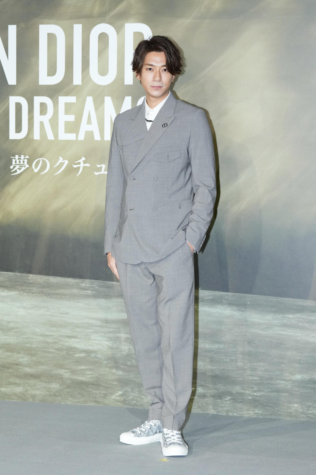 「クリスチャン・ディオール、夢のクチュリエ」展のプレビューを訪れ、フォトコールでポーズをとる三浦翔平（撮影・菅敏）