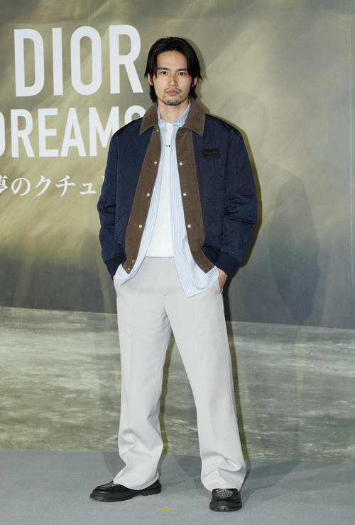 「クリスチャン・ディオール、夢のクチュリエ」展のプレビューを訪れ、フォトコールでポーズをとる水上恒司（撮影・菅敏）