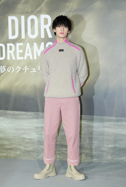 「クリスチャン・ディオール、夢のクチュリエ」展のプレビューを訪れ、フォトコールでポーズをとる佐野勇斗（撮影・菅敏）