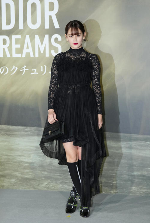 「クリスチャン・ディオール、夢のクチュリエ」展のプレビューを訪れ、フォトコールでポーズをとるemma（撮影・菅敏）