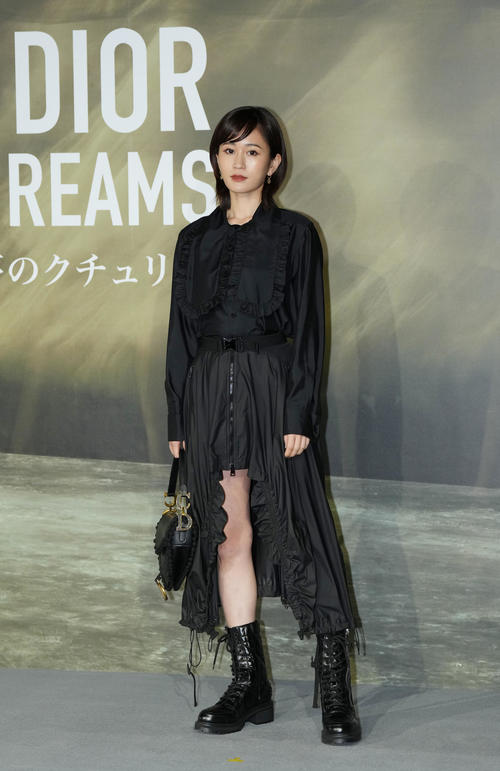 「クリスチャン・ディオール、夢のクチュリエ」展のプレビューを訪れた前田敦子（撮影・菅敏）