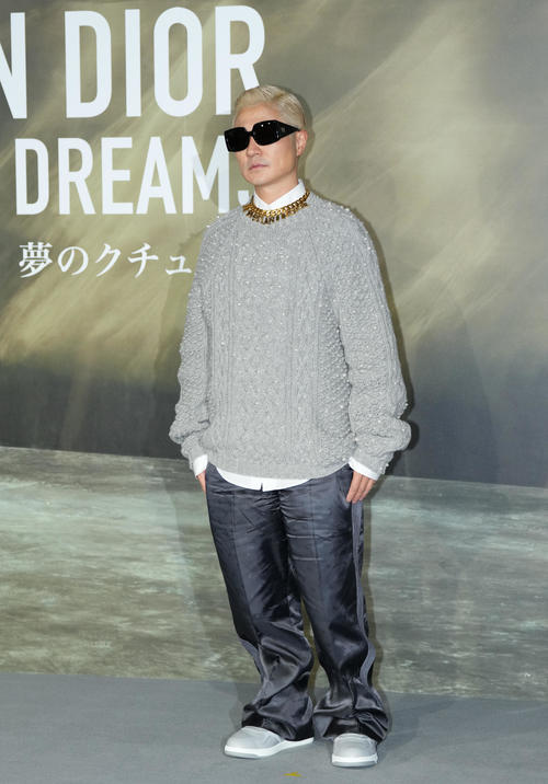 「クリスチャン・ディオール、夢のクチュリエ」展のプレビューを訪れ、フォトコールでポーズをとるバーバル（撮影・菅敏）