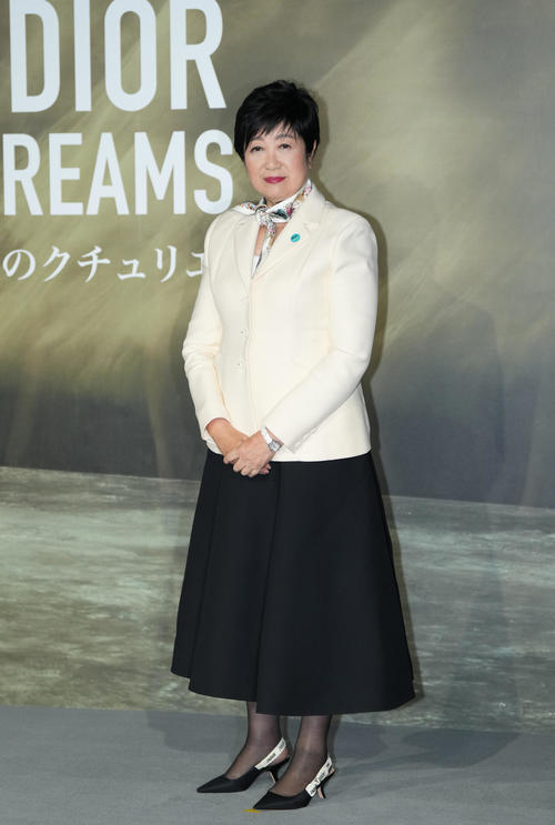 「クリスチャン・ディオール、夢のクチュリエ」展のプレビューを訪れ、フォトコールでポーズをとる小池百合子都知事（撮影・菅敏）