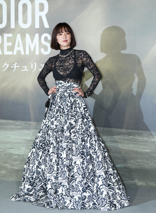 「クリスチャン・ディオール、夢のクチュリエ」展のプレビューを訪れ、フォトコールでポーズをとる中村アン（撮影・菅敏）