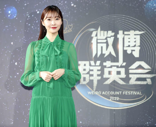 指原莉乃、シースルーの緑のワンピースでWEIBOアカウントフェスMC