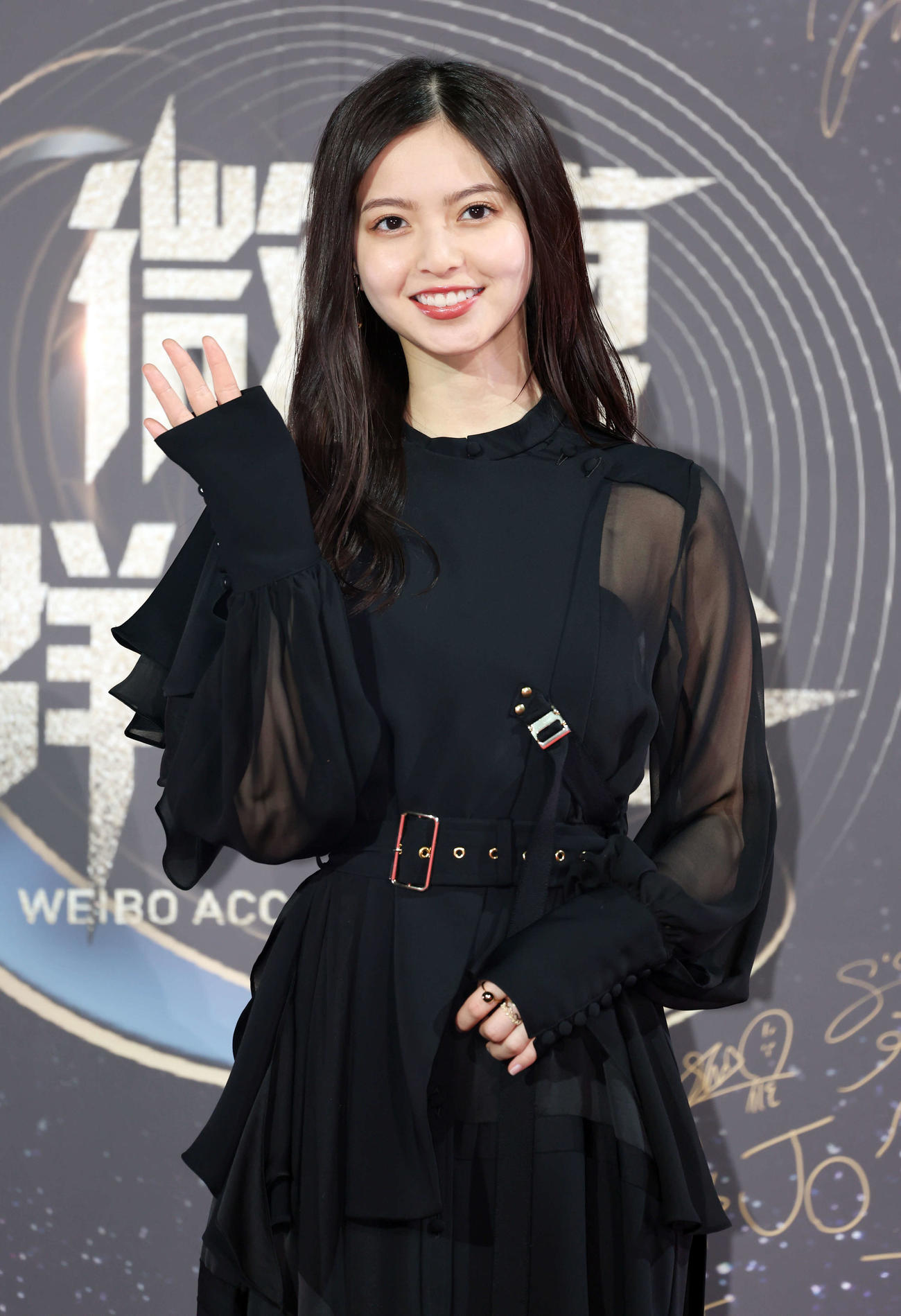 「WEIBO Account Festival 2022」に登場し、笑顔で手を振る齋藤飛鳥（撮影・宮地輝）