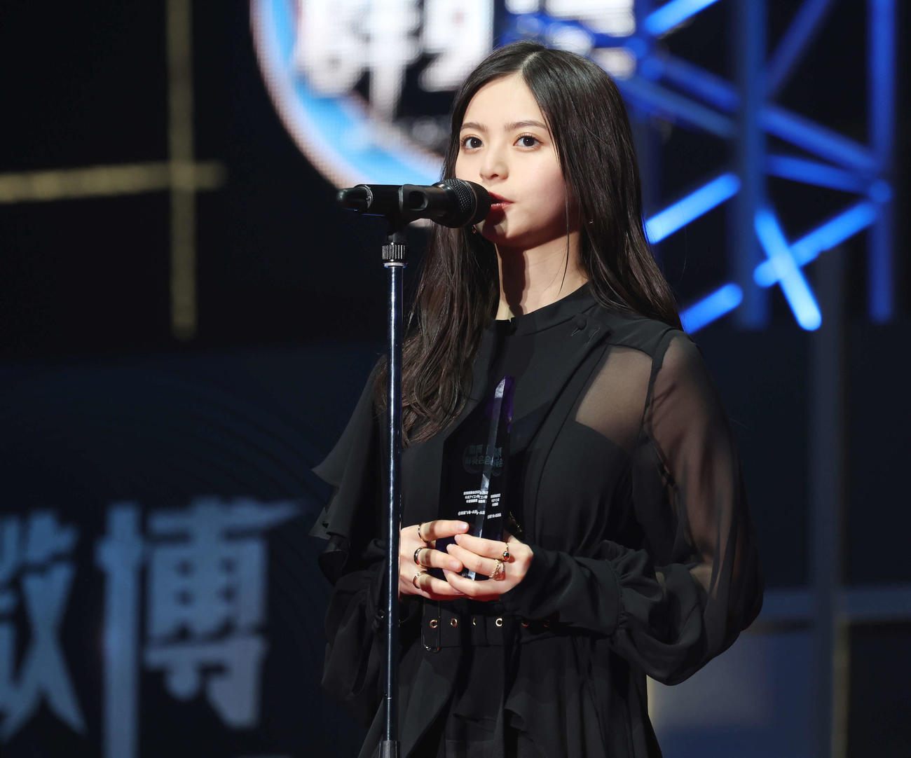 「WEIBO Account Festival 2022」で年度アイコン賞を受賞し、あいさつする齋藤飛鳥（撮影・宮地輝）