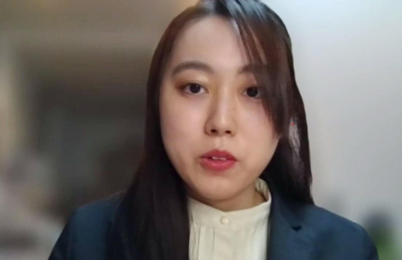 劇作家谷賢一さんから受けたとするセクハラ被害について、オンライン記者会見で説明する大内彩加さん（共同）