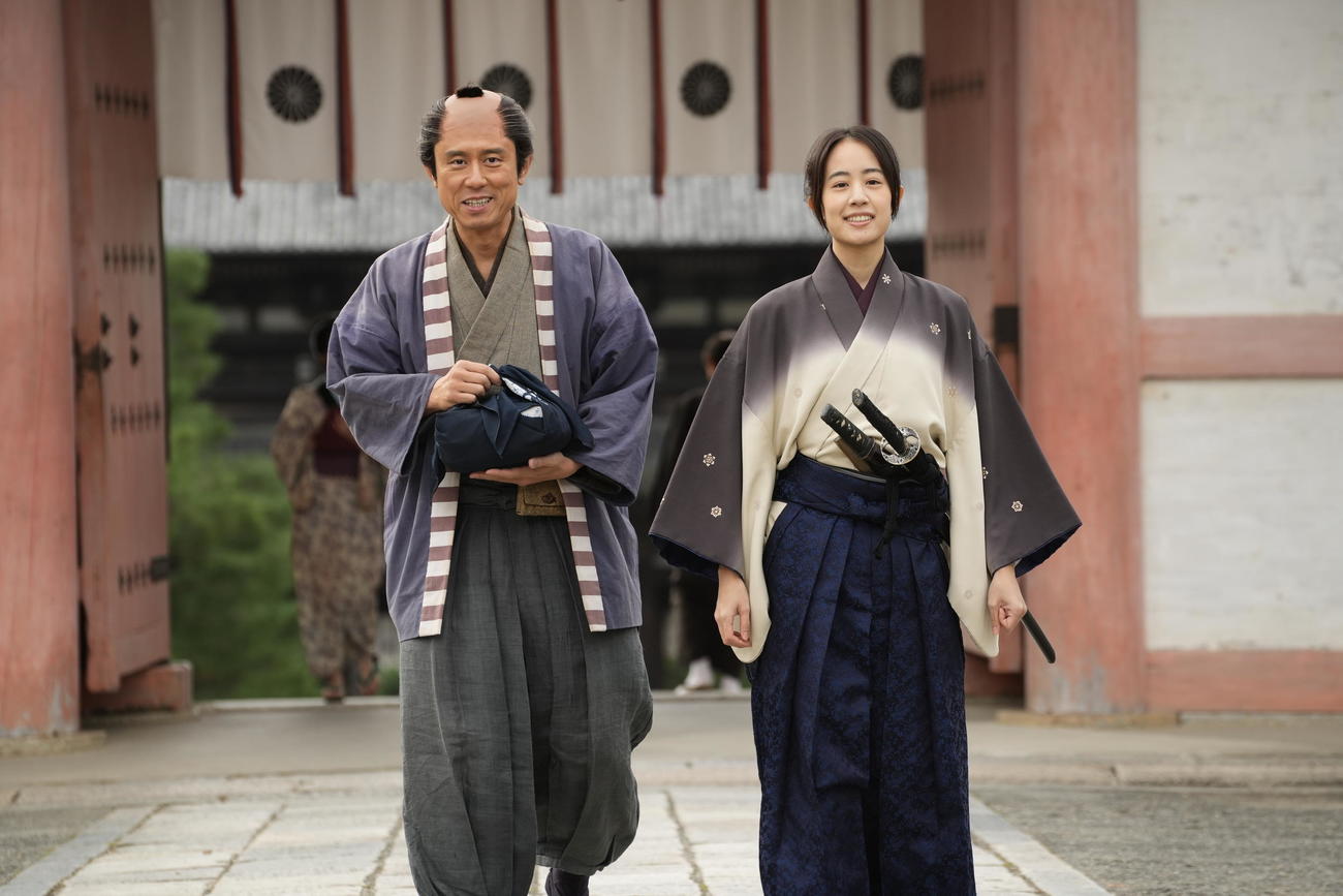 NHK BSプレミアムで放送する「池波正太郎生誕100年　BS特集時代劇『まんぞく　まんぞく』」で主人公の女性剣士役を演じる石橋静河と原田泰造