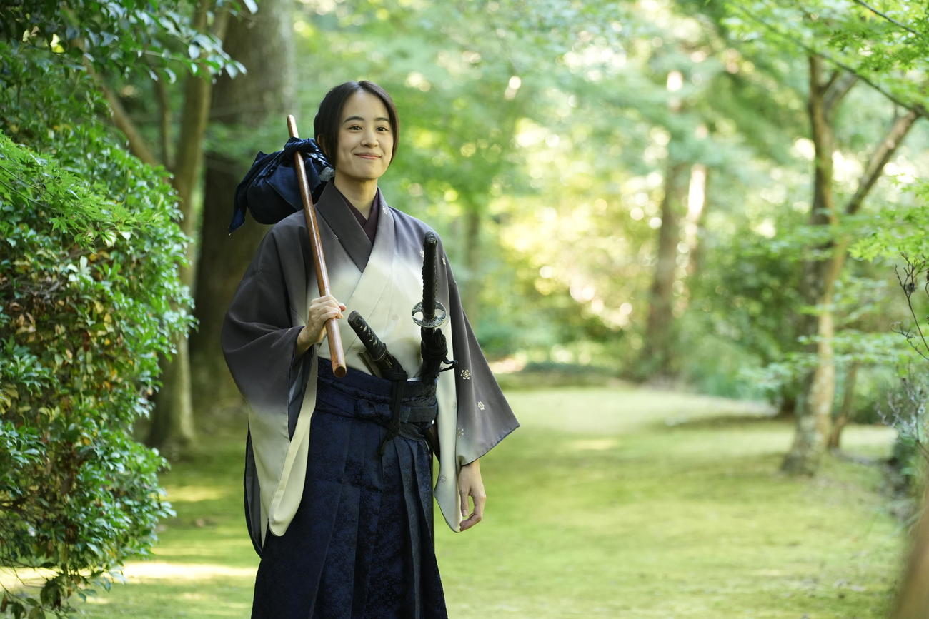 NHK BSプレミアムで放送する「池波正太郎生誕100年　BS特集時代劇『まんぞく　まんぞく』」で主人公の女性剣士役を演じる石橋静河