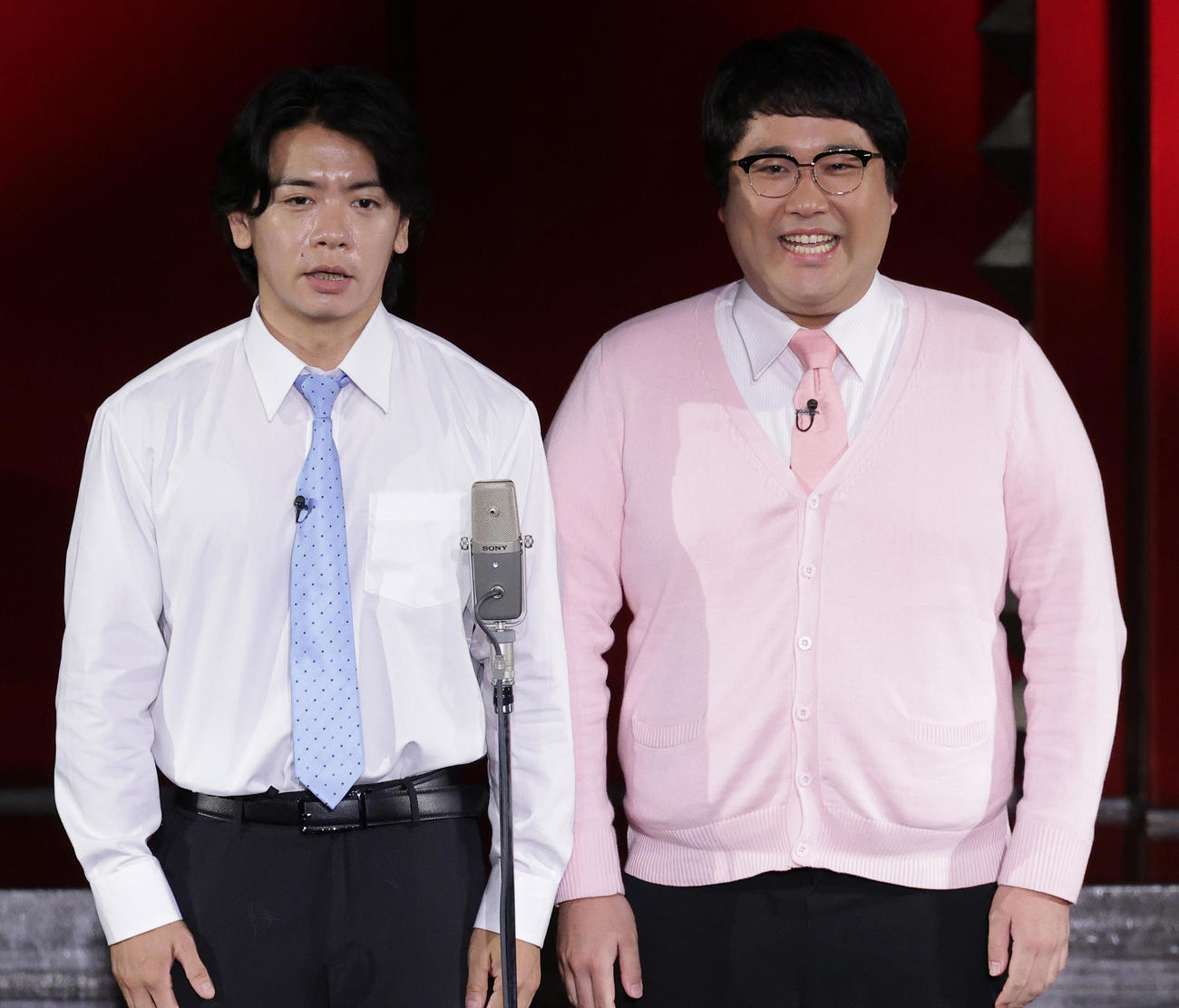 マヂカルラブリーの野田クリスタル（左）と村上（2022年7月撮影）